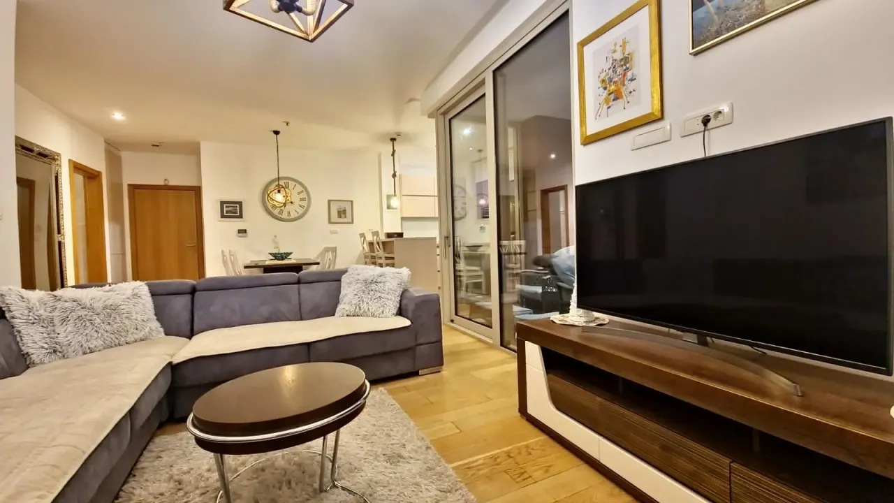 Izdavanje, dvosoban stan, 67m², Budva, Crna Gora
