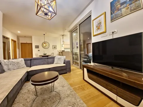 Izdavanje, dvosoban stan, 67m², Budva, Crna Gora - image 1