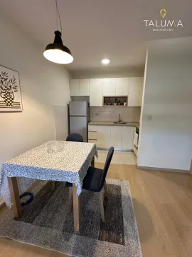 Kuhinja sa trpezarijskim stolom i stolicama. - image 3