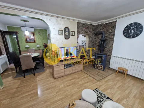Dnevna soba sa kaminom i TV-om, povezana sa trpezarijom. - image 3