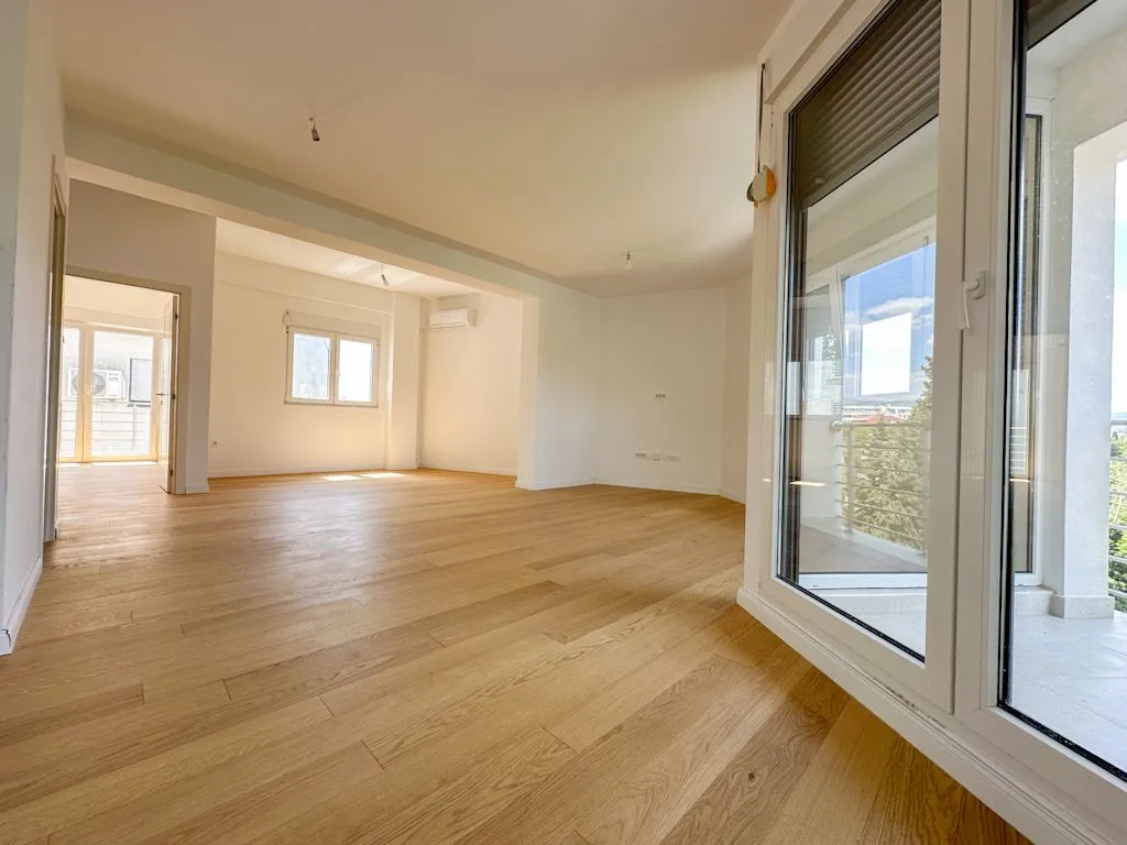 Prodaja, četvorosoban stan, 160m², Drač, Podgorica