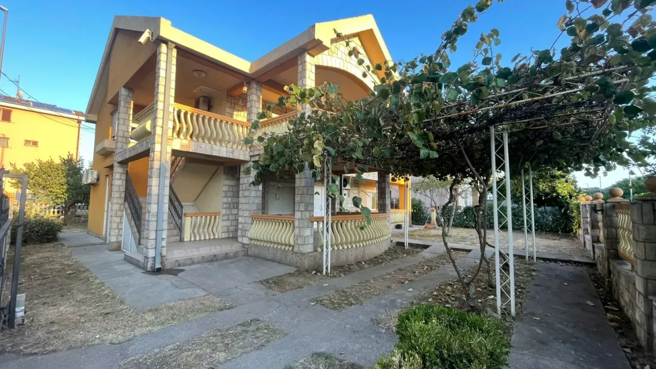 Izdavanje, kuća, 250m², Stari Aerodrom, Podgorica