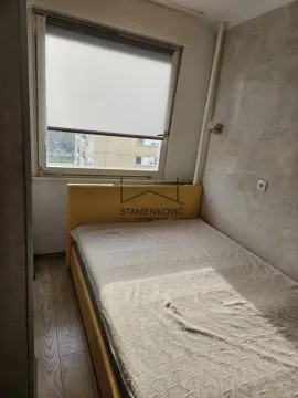 Manja spavaća soba sa krevetom i prozorom. - image 10