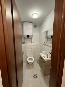 Manje kupatilo sa WC šoljom, umivaonikom i bojlerom. - image 10