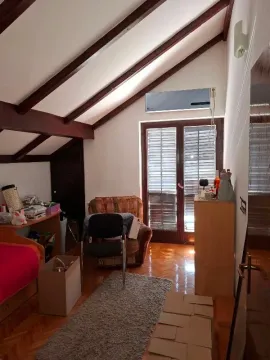 Potkrovlje sa kosim drvenim gredama, parketom i balkonskim vratima. - image 17