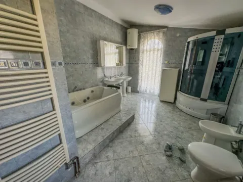 Izdavanje, kuća, 500m², Gorica C, Podgorica - image 7