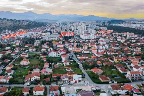 Pogled iz vazduha na gradsko naselje sa označenom lokacijom i okolnim ulicama. - image 5