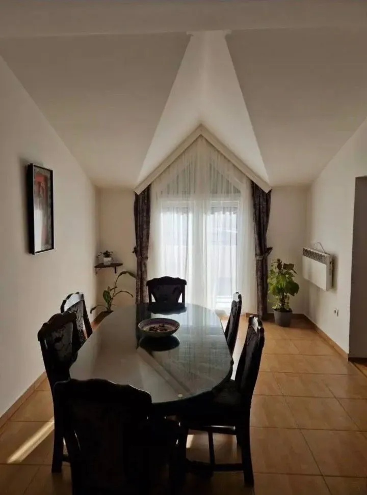 Izdavanje, dvosoban stan, 115m², Tološi, Podgorica