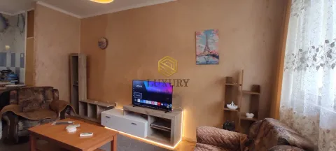 Dnevna soba sa garniturom, TV komodom i dekorativnim elementima. - image 3