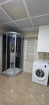 Kupatilo sa tuš kabinom i veš mašinom. - image 16