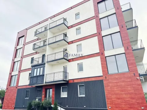 Spoljašnji izgled moderne višespratne zgrade sa balkonima. - image 8