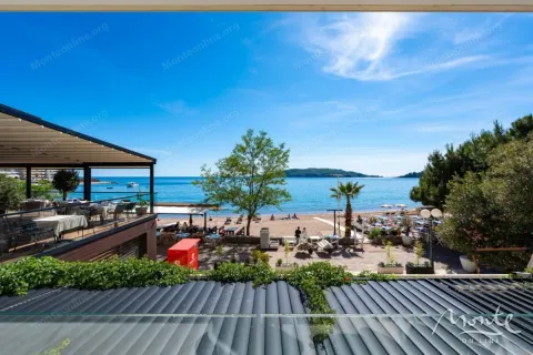 Pogled sa terase na plažu i more. - image 18
