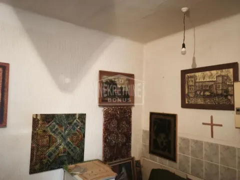 Detalj unutrašnjosti prostorije sa zidnim dekoracijama i slikama. - image 13