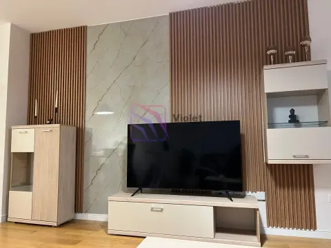 Dnevna soba sa televizorom i drvenim zidnim panelima. - image 8
