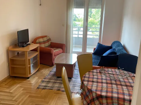 Izdavanje, jednosoban stan, 36m², Stari Aerodrom, Podgorica - image 1