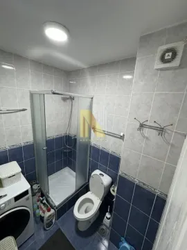 Manje kupatilo sa tuš kabinom, WC šoljom i veš mašinom. - image 13