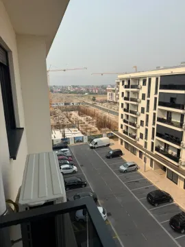 Pogled sa terase na parking i okolne zgrade u izgradnji. - image 8