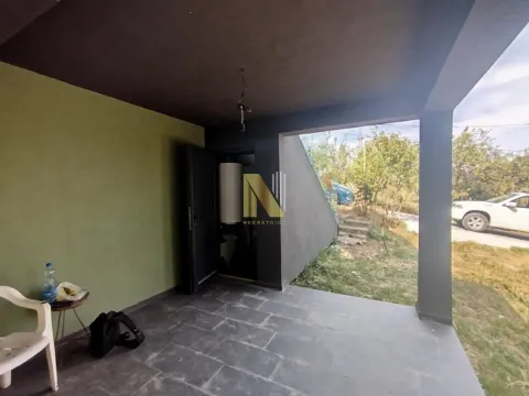 Natkriveni ulazni deo objekta sa pločicama i pogledom na dvorište. - image 33