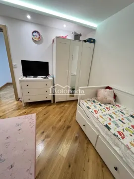 Dečja soba sa krevetom, belim ormarom i komodom sa televizorom. - image 20