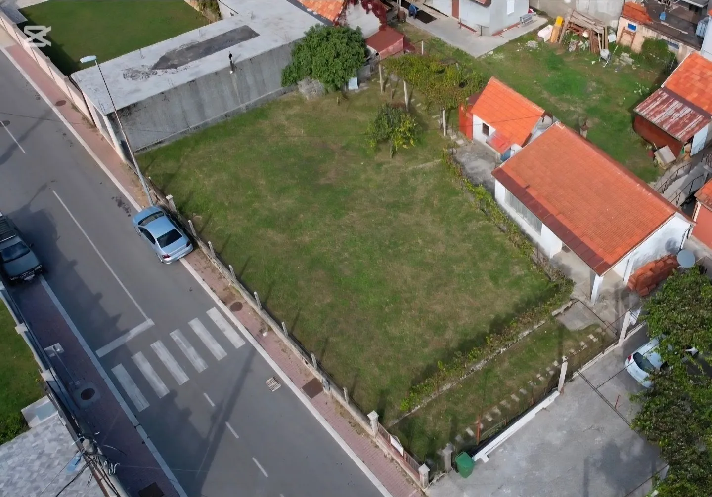 Pogled iz vazduha na plac sa pomoćnim objektom i pristupom sa puta.