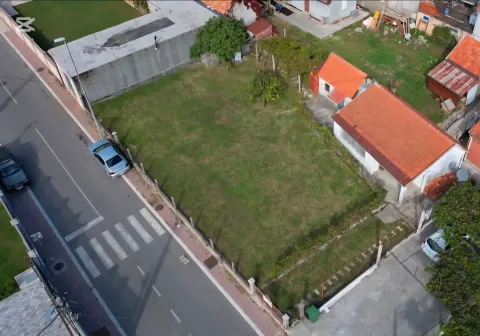 Pogled iz vazduha na plac sa pomoćnim objektom i pristupom sa puta. - image 3