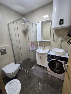 Kupatilo opremljeno tuš kabinom, umivaonikom, wc šoljom i veš mašinom. - image 11