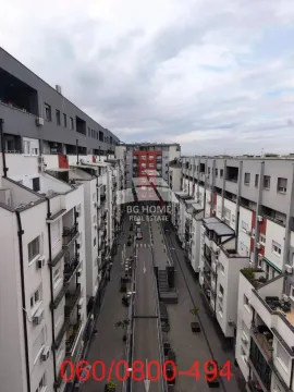 Pogled sa prozora na okolne zgrade i ulicu. - image 19