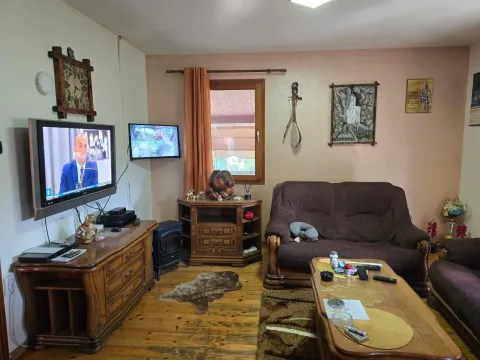 Dnevna soba sa drvenim namještajem, garniturom za sjedjenje i televizorom. - image 17