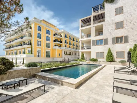 Izdavanje, stan, 70m², Tivat, Crna Gora