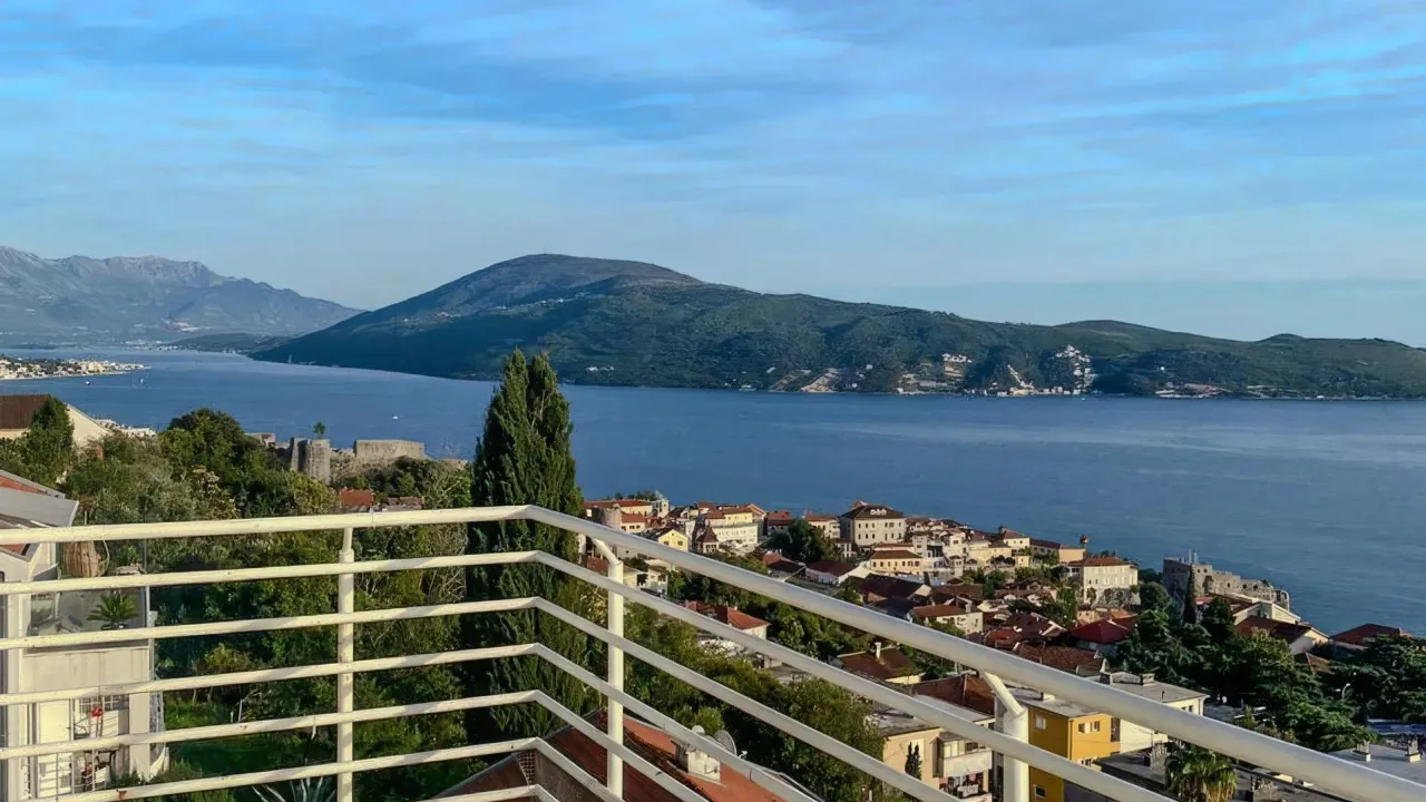 Izdavanje, dvosoban stan, 96m², Centar, Herceg Novi
