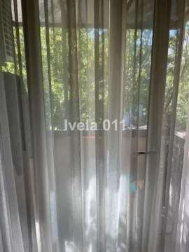 Pogled kroz providne zavese na terasu sa zelenilom. - image 14