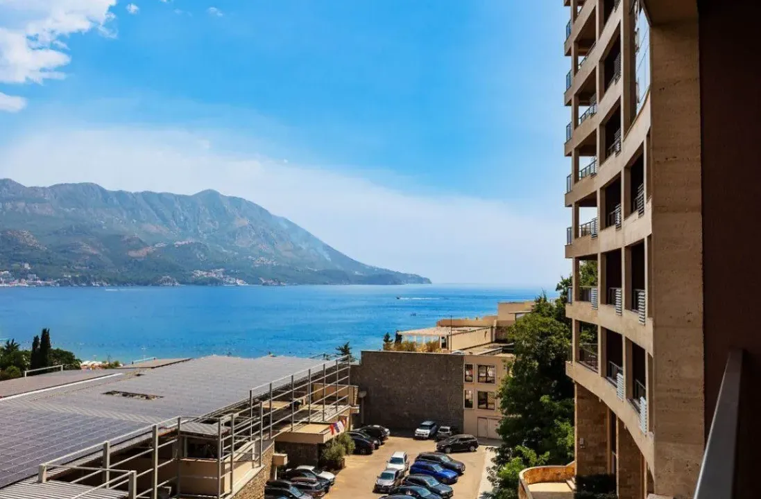 Izdavanje, dvosoban stan, 76m², Bečići, Budva