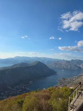 Prelijep pogled na Bokokotorski zaliv sa terase. - image 2