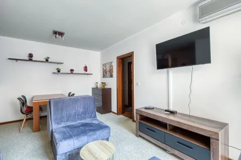 Dnevni boravak sa garniturom, TV-om i trpezarijskim stolom. - image 9