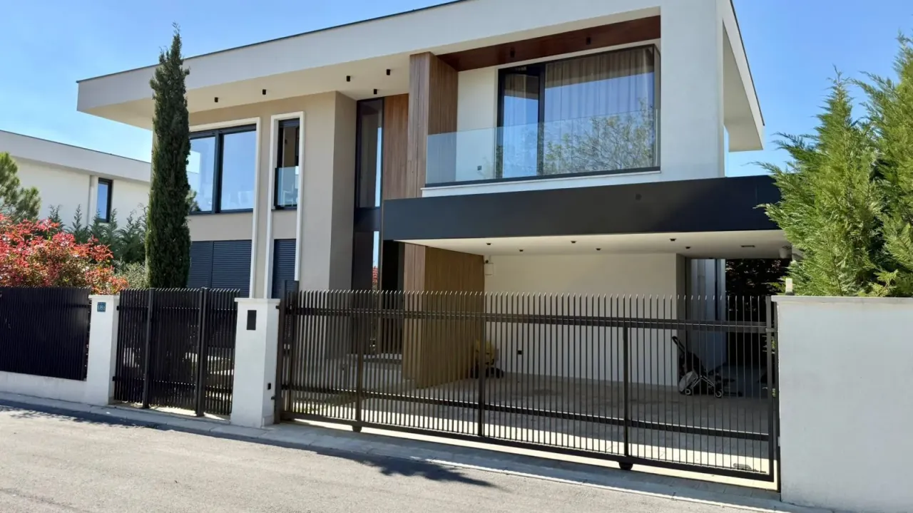 Sale, house, 250m², Gornja Gorica, Podgorica
