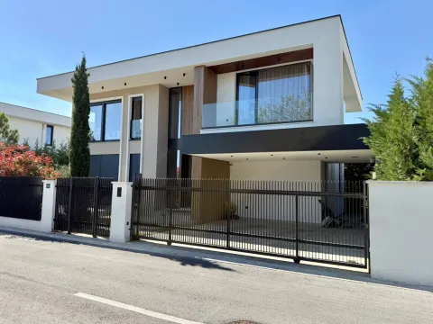 Prodaja, kuća, 250m², Gornja Gorica, Podgorica - image 1