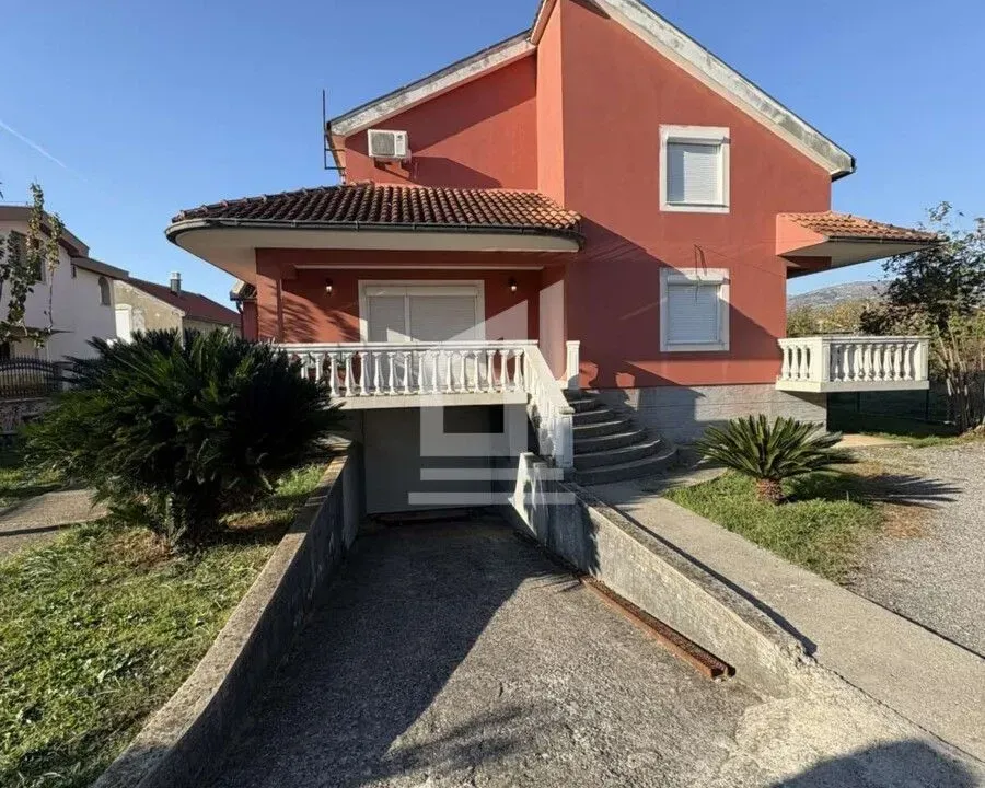 Izdavanje, kuća, 350m², Zlatica, Podgorica