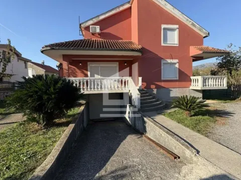 Izdavanje, kuća, 350m², Zlatica, Podgorica - image 1