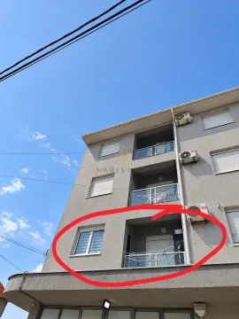 Pogled na spoljašnjost stambene zgrade sa balkonom označenim crvenim krugom. - image 7