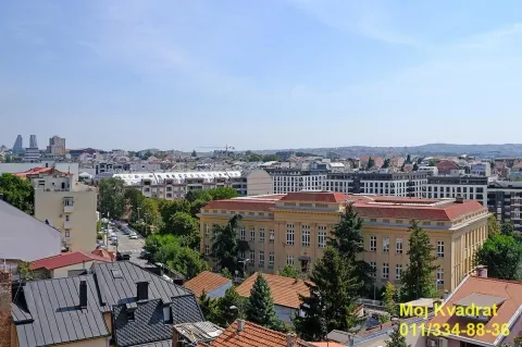 Pogled sa prozora na gradsko naselje i okolne zgrade. - image 16