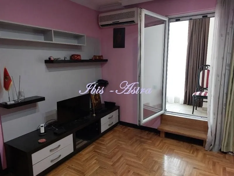 Rent, three bedroom apartment, 75m², Vračar Sve Podlokacije, Beograd