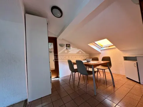 Trpezarija sa stolom i stolicama u potkrovlju. - image 4