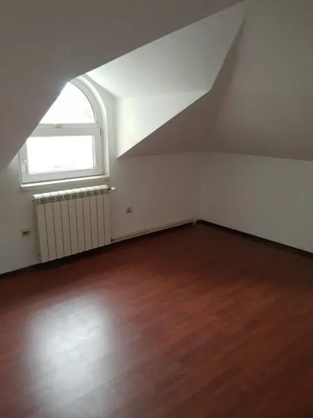 Izdavanje, četvorosoban stan, 180m², Petlovo Brdo, Beograd