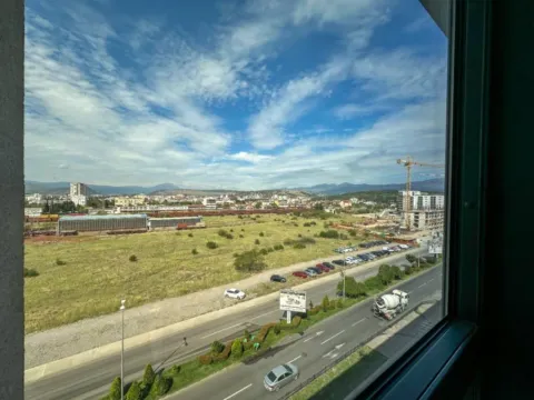 Izdavanje, četvorosoban stan, 160m², Stari Aerodrom, Podgorica - image 10