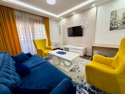 Moderan i svetao dnevni boravak sa plavom garniturom i žutim foteljama. - image 3