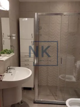 Moderno opremljeno kupatilo sa tuš kabinom, umivaonikom i bijelim ormarićem. - image 2