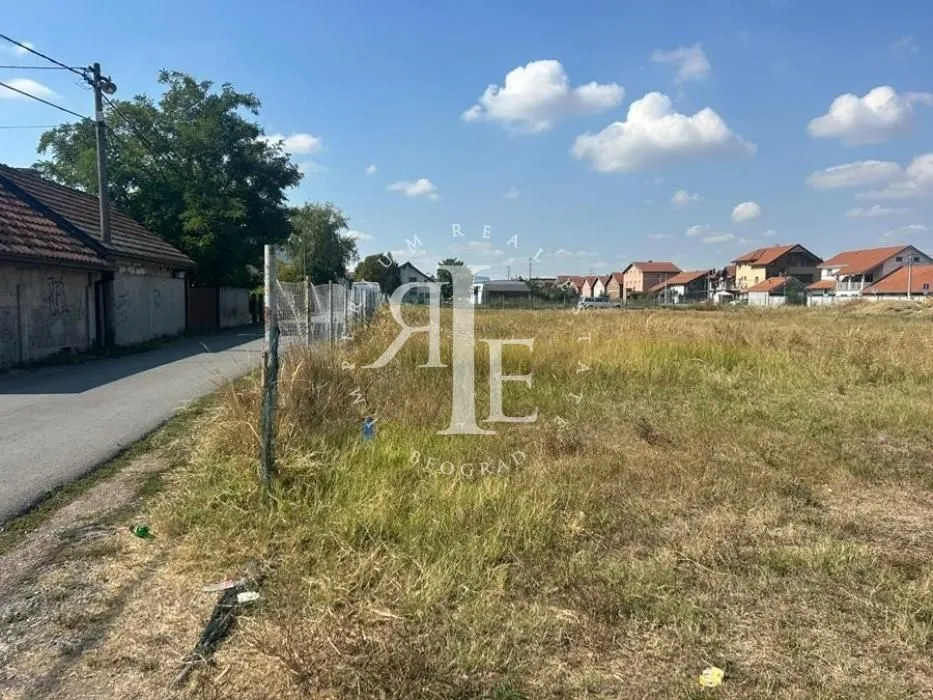 Pogled na plac i okolno naselje sa putem.