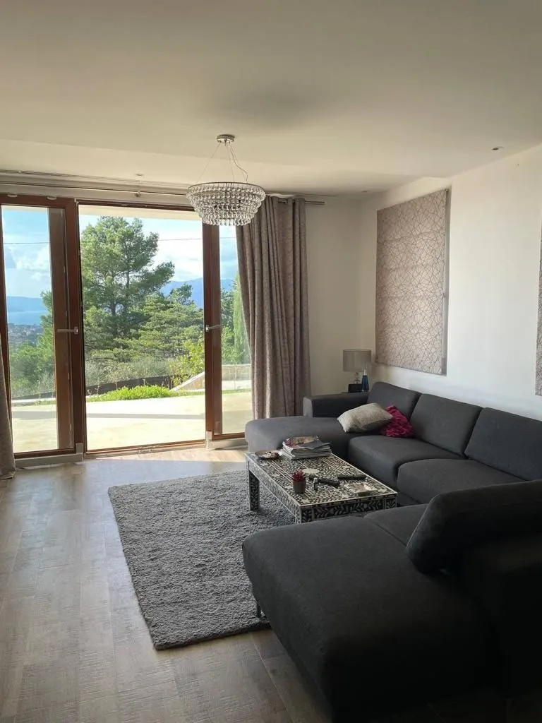 Izdavanje, kuća, 360m², Kavač, Kotor
