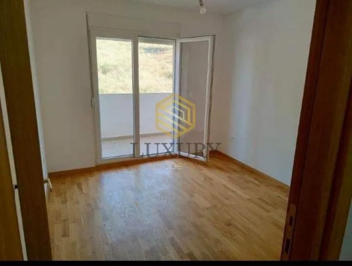 Empty room with hardwood floors and access to the terrace.
