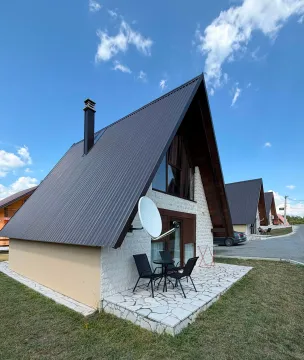Eksterijer vikendice sa trouglastim krovom i popločanim dvorištem. - image 5